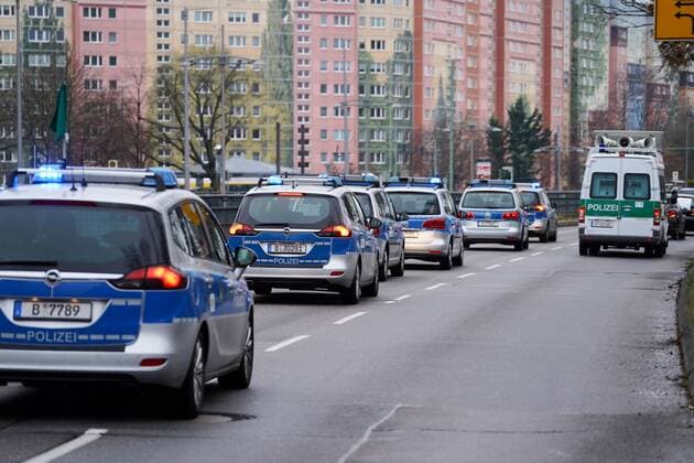 Datum: 04.12.21 Uhrzeit: 12:30 Ort: Berlin In Friedrichsfelde-Ost startete am Samstag ein Autokorso der Gegner der Corona-Maßnahmen, begleitet wurde er von einem hohen Polizeiaufgebot Berlin - Autokorso von Corona-Maßnahmen Gegnern