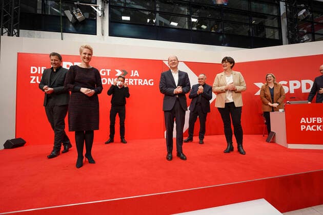 News Themen der Woche KW48 News Bilder des Tages Ausserordentlicher Bundesparteitag der SPD in Berlin Aktuell, 04.12.2021, Berlin, Olaf Scholz mit Saskia Esken, Manuela Schwesig, Norbert Walter Borjans, Lars Klingbeil und Ralf Muetzenich nach der Zustimmung zum Koalitionsvertrag beim ausserordentlichen Bundesparteitag der SPD Berlin Berlin Deutschland *** Extraordinary federal party conference of the SPD in Berlin Current, 04 12 2021, Berlin, Olaf Scholz with Saskia Esken, Manuela Schwesig, Norbert Walter Borjans, Lars Klingbeil and Ralf Muetzenich after the approval of the coalition agreement at the extraordinary federal party conference of the SPD Berlin Berlin Germany