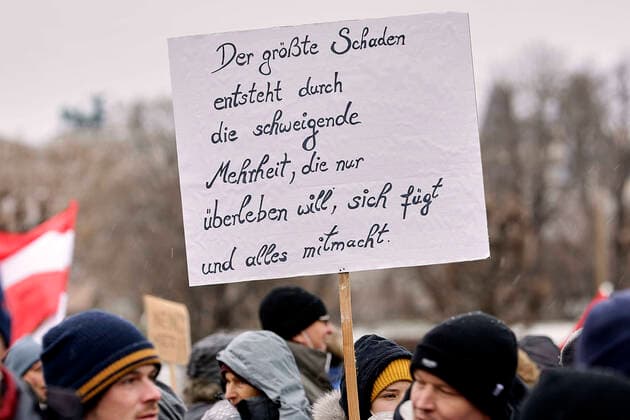 - Wien 04.12.2021 - Coronavirus Krise - Mitten im 4. Österreich weiten Lockdown und der für Februar angekündigten Impfpflicht fanden heute wieder Demonstrationen gegen die Coronamaßnehmen der Regierung in der Wiener Innenstadt statt. Die Polizei war mit einem Grossaufgebot an Polizisten im Einsatz. PHOTO: Die Demonstratnten in der Wiener Innenstadt. Vienna, Austria - Coronavirus Crisis - In the middle of the 4th Austria-wide lockdown and the mandatory vaccination announced for February, demonstrations against the government s corona measures took place in downtown Vienna again today. The police were on duty with a large number of police officers. PHOTO: The demonstrators in downtown Vienna. Anti Coronamassnahmen Demonstration