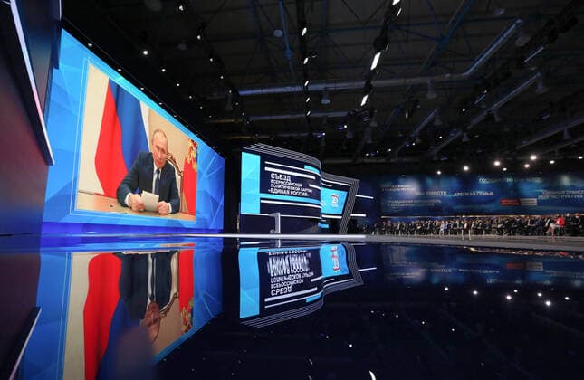 News Themen der Woche KW48 News Bilder des Tages MOSCOW, RUSSIA - DECEMBER 4, 2021: A screen broadcasts an address by Russia s President Vladimir Putin to participants in a congress of the United Russia party held at the Expocenter exhibition complex to mark the 20th anniversary of the party founding. Yulia Zyryanova POOL TASS  TS11AA1A