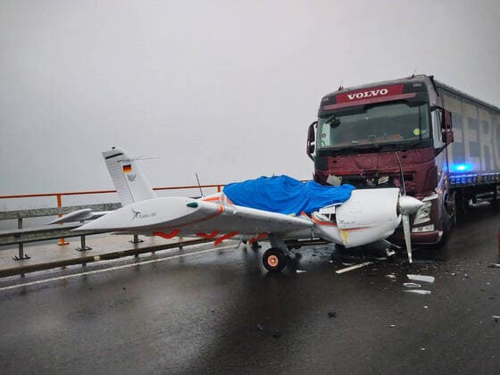 News Themen der Woche KW48 News Bilder des Tages Am Samstag, 04.12.2021, staunten die Polizeibeamten der PI Waldfischbach-Burgalben nicht schlecht, als ihnen um kurz nach 12.00 Uhr der Zusammenstoß eines Sattelzuges mit einem Propellerflugzeug mitten auf der Schwarzbachtalbrücke der A62 nahe Höheinöd gemeldet wurde. Die sofort zahlreich entsandten Rettungskräfte von Polizei, Feuerwehr und Rettungsdienst trafen auf einen unverletzten Fahrer eines Sattelzugs und den 72jährigen Pilot einer einmotorigen Propellermaschine, der nur geringe Blessuren davon getragen hatte. Nach den ersten Ermittlungen war die Maschine auf einem Flug von Frankreich nach Niedersachsen, als technische Probleme zu einem Stillstand des Motors führten. Der Pilot musste dann binnen weniger Momente eine Entscheidu