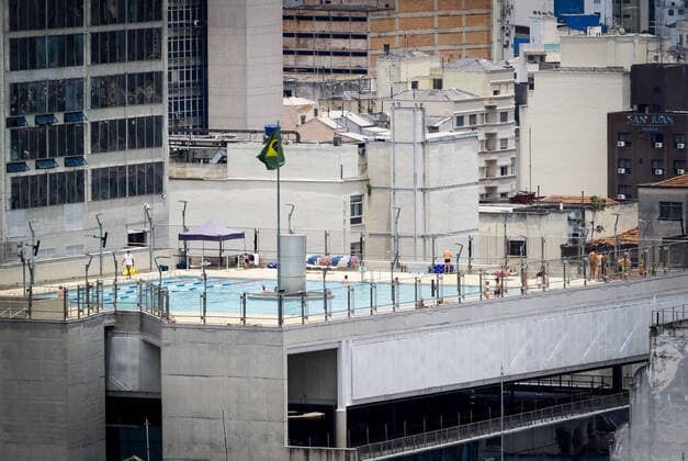 Architektur von Paulo Mendes da Rocha SÃO PAULO, SP - 04.12.2021: SOL ENTRE NUVENS EM SÃO PAULO - Sun amidst clouds and strong heat this Saturday (4), in São Paulo. In the photo, people are enjoying a swimming pool at Sesc 25 de Maio, in the central region of the city of São Paulo.. x2149997x  ElianexNeves