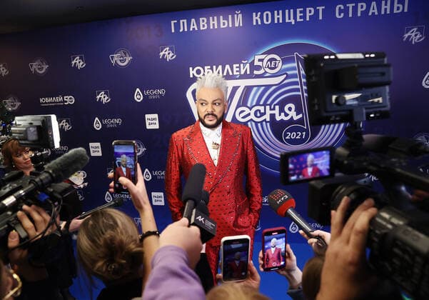 MOSCOW, RUSSIA - DECEMBER 4, 2021: Singer Philipp Kirkorov talks to journalists during the Song of the Year 2021 concert at Megasport Arena. Artyom Geodakyan TASS  TS11AA7B