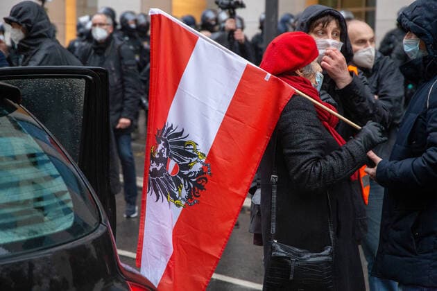 Demo in Frankfurt gegen die Coronamaßnahmen: Der Demonstrationszug wurde nach wenigen Minuten aufgrund fehlender Sicherheitsabstände zwischen den Teilnehmern aufgelöst. Die Teilnehmer wurden gezwungen einen Sicherheitsabstand von jeweils 1,50 Metern einzuhalten Copyright: xUdoxHerrmannx