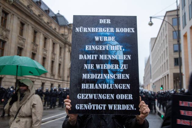 Demo in Frankfurt gegen die Coronamaßnahmen: Der Demonstrationszug wurde nach wenigen Minuten aufgrund fehlender Sicherheitsabstände zwischen den Teilnehmern aufgelöst. Die Teilnehmer wurden gezwungen einen Sicherheitsabstand von jeweils 1,50 Metern einzuhalten Copyright: xUdoxHerrmannx