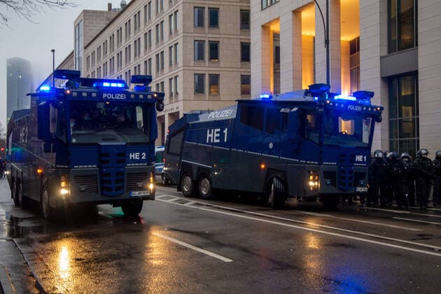 Demo in Frankfurt gegen die Coronamaßnahmen: Der Demonstrationszug wurde nach wenigen Minuten aufgrund fehlender Sicherheitsabstände zwischen den Teilnehmern aufgelöst. Wasserwerfer wurden in Stellung gebracht Copyright: xUdoxHerrmannx