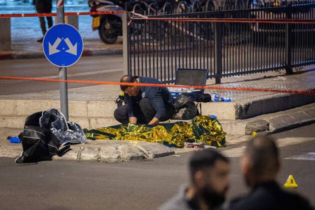 News Themen der Woche KW48 (211204) -- JERUSALEM, Dec. 4, 2021 -- An Israeli policeman examines the body of a man shot dead near Damascus Gate to Jerusalem s Old City, on Dec. 4, 2021. An Israeli man was severely injured on Saturday in a stabbing attack in the Old City of Jerusalem, according to a statement by the Israeli police. The assailant was shot dead by Israeli border police before he even attempted to stab them, the police statement said, calling the incident a terrorist attack. ( via Xinhua) MIDEAST-JERUSALEM-OLD CITY-STABBING JINI 
