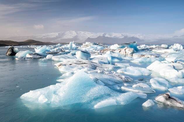  Gletschlagune Jökulsarlon, Eisberge mit Gletscher, Vatnajökull-Nationalpark, Hornafjörður, Südisland, Island, Europa *** Glacier lagoon Jökulsarlon, Icebergs with glacier, Vatnajökull National Park, Hornafjörður, South Iceland, Iceland, Europe Copyright: imageBROKER/RobertxHaasmann ibxroh07182765.jpg