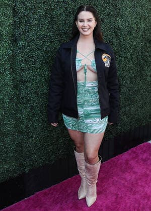 Variety 2021 Music Hitmakers Brunch Singer Lana Del Rey arrives at the Variety 2021 Music Hitmakers Brunch presented by Peacock and Girls5eva and sponsored by IHG Hotels and Resorts held at the City Market Social House on December 4, 2021 in Los Angeles, California, United States. Los Angeles California United States  Copyright: xImagexPressxAgencyx originalFilename:collin-variety2211205_npvHx.jpg