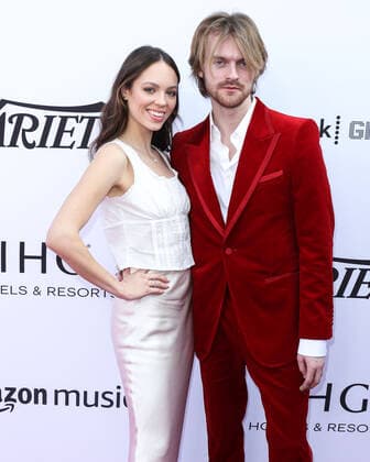 Variety 2021 Music Hitmakers Brunch Actress Claudia Sulewski and boyfriend singer Finneas O Connell arrive at the Variety 2021 Music Hitmakers Brunch presented by Peacock and Girls5eva and sponsored by IHG Hotels and Resorts held at the City Market Social House on December 4, 2021 in Los Angeles, California, United States. Los Angeles California United States  Copyright: xImagexPressxAgencyx originalFilename:collin-variety2211205_npYdu.jpg