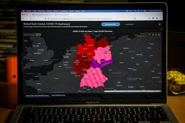Coronavirus in Deutschland - Covid-19-Dashboard des Robert Koch-Institut 05.12.2021: Robert Koch-Institut: 7-Tage-Inzidenz 439,2. 7-Tage-Fallzahl 365.229. COVID-19-Fälle 6.158.125. Zugang um 42.044 gegenüber dem Vortag. COVID-19-Todesfälle 103.040. Zugang um 94 gegenüber dem Vortag.