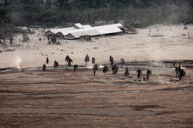News Themen der Woche KW48 (211205) -- LUMAJANG, Dec. 5, 2021 -- Aerial photo shows an area covered with volcanic ashes after Mount Semeru eruption in Lumajang, East Java, Indonesia, Dec. 5, 2021. At least 13 people died and 98 others were injured after Mount Semeru erupted, the National Disaster Management Agency said on Sunday. (Photo by Xinhua) INDONESIA-LUMAJANG-MOUNT SEMERU-ERUPTION-AFTERMATH AdityaxHendra 
