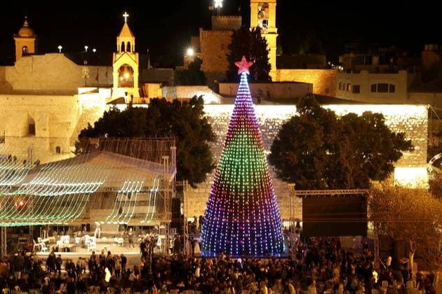 Bilder des Jahres 2021, News 12 Dezember News Themen der Woche KW48 News Bilder des Tages Christmas tree in Bethlehem A Christmas tree is lit up at Manger Square outside the Church of Nativity in Bethlehem on Dec. 4, 2021.  A14AA0001155680P