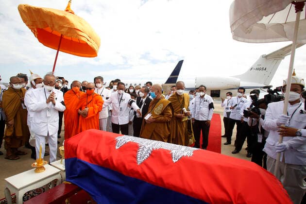 Bilder des Jahres 2021, News 12 Dezember News Themen der Woche KW48 News Bilder des Tages (211205) -- PHNOM PENH, Dec. 5, 2021 -- Photo taken on Dec. 5, 2021 shows the national flag-covered coffin of Cambodian Prince Norodom Ranariddh at the Phnom Penh International Airport in Phnom Penh, Cambodia. The body of Cambodian Prince Norodom Ranariddh arrived in Cambodia from France on Sunday for a traditional funeral, a spokesman said. Ranariddh, president of Funcinpec Party and chairman of the Supreme Privy Advisory Council to the King, died of illness in France on Nov. 28 at the age of 77. (Photo by Xinhua) CAMBODIA-PHNOM PENH-PRINCE RANARIDDH-ARRIVING Sovannara 