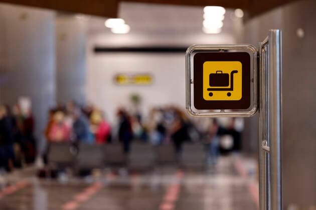 Für die Einreise nach Deutschland gelten pandemiebedingte Einreisebestimmungen im Land-, Luft- und Seeverkehr. So müssen etwa Rückkehrer aus einem Hochrisiko- oder Virusvariantengebiet bereits vor der Einreise eine digitale Einreiseanmeldung vornehmen und sich danach in Quarantäne bzw. Isolation begeben. Im Bild Reisende und Airline-Schalter am Flughafen Teneriffa Süd. (Themenbild, Symbolbild) Santa Cruz de Tenerife, 22.11.2021 *** Pandemic-related entry requirements for land, air and sea travel apply to entry into Germany For example, returnees from a high-risk or virus-variant area must complete a digital entry declaration before entering the country and then go into quarantine or isolation In the picture, travellers and airline coun Foto:xC.xHardtx xFuturexImage