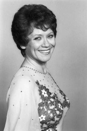 Lotti Krekel (Schauspielerin) 10 85 rag Lotti Krekel bei einem Fototermin am Rande der TV-Aufzeichnung Melodien für Millionen am 12. Oktober 1985 ZDF Fernsehsendung Musik Musiksendung Show Musikshow Deutschland deutsch deutsche Frau Schauspiel Fernsehen Theater Sängerin Film german actress hoch halb Porträt lächelnd sw *** Lotti Krekel actress 10 85 rag Lotti Krekel at a photo session on the sidelines of the TV recording Melodien für Millionen on October 12, 1985 ZDF television broadcast music music show music show Germany German German woman acting television theater singer film German actress high half portrait smiling bw