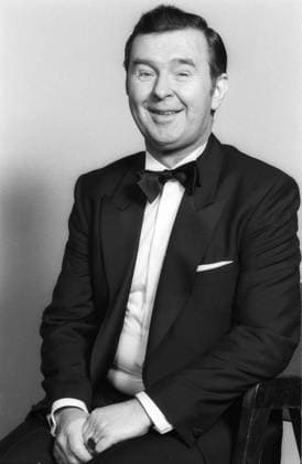 Ernst H. Hilbich (Schauspieler) 10 85 rag Ernst Herbert Hilbich bei einem Fototermin am Rande der TV-Aufzeichnung Melodien für Millionen am 12. Oktober 1985 ZDF Fernsehsendung Musik Musiksendung Show Musikshow Deutschland deutsch deutscher Mann Komiker Kabarettist Film german actor hoch halb sitzend lächelnd sw *** Ernst H Hilbich actor 10 85 rag Ernst Herbert Hilbich at a photo session on the sidelines of the TV recording Melodies for Millions on October 12, 1985 ZDF television broadcast music music show music show Germany German German man comedian cabaret artist film German actor high half sitting smiling bw