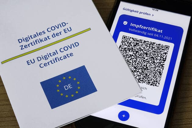 Impfzertifikat und digitaler Impfnachweis Impfzertifikat und digitaler Impfnachweis, 04.12.2021, Borkwalde, Brandenburg, Auf einem Handy mit Impfzertifikat liegt ein Zertifikat der EU.