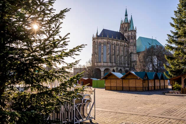 GESCHLOSSENER WEIHNACHTSMARKT AUF DEM ERFURTER DOMPLATZ 05 12 2021 - Erfurt: Die Weihnachtsbuden auf dem Erfurter Domplatz sind am 2. Advent, 5. Dezember 2021, geschlossen. _________________