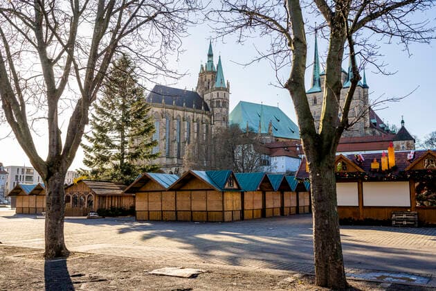 GESCHLOSSENER WEIHNACHTSMARKT AUF DEM ERFURTER DOMPLATZ 05 12 2021 - Erfurt: Die Weihnachtsbuden auf dem Erfurter Domplatz sind am 2. Advent, 5. Dezember 2021, geschlossen. _________________