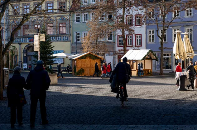 GESCHLOSSENER WEIHNACHTSMARKT IN DER ERFURTER INNENSTADT 05 12 2021 - Erfurt: Die Weihnachtsbuden auf dem Erfurter Fischmarkt sind am 2. Advent, 5. Dezember 2021, geschlossen. _________________