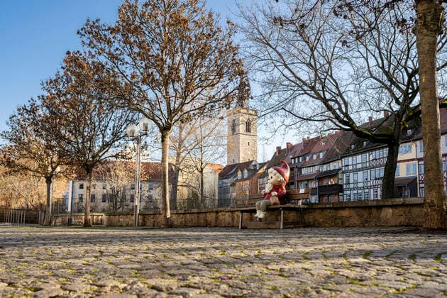 SANDMANN-FIGUR - KRÄMERBRÜCKE ERFURT 05 12 2021 - Erfurt: Die Sandmann-Figur sitzt auf einer Bank hinter der Erfurter Krämerbrücke am 5. Dezember 2021. _________________