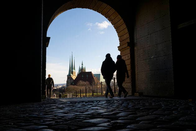 BLICK VON DER ZITADELLE PETERSBERG AUF DEN ERFURTER DOM 05 12 2021 - Erfurt: Blick durch das Tor der Zitadelle Petersberg auf den Erfurter Dom am 5. Dezember 2021. _________________