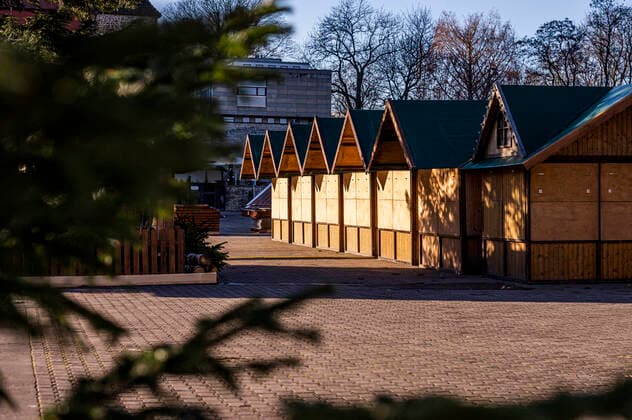 GESCHLOSSENER WEIHNACHTSMARKT AUF DEM ERFURTER DOMPLATZ 05 12 2021 - Erfurt: Die Weihnachtsbuden auf dem Erfurter Domplatz sind am 2. Advent, 5. Dezember 2021, geschlossen. _________________