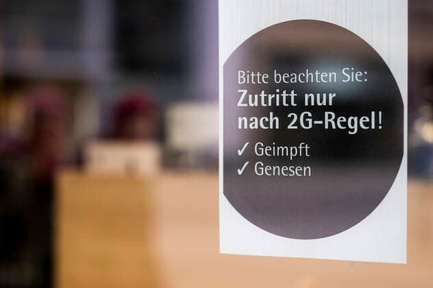 HINWEIS ZU CORONA ZUGANGSBESCHRÄNKUNGEN 05 12 2021 - Erfurt: Schilder weißen auf die 2G-Regel und Maskenpflicht am Eingang eines Geschäfts in der Erfurter Innenstadt am 5. Dezember 2021 hin. _________________