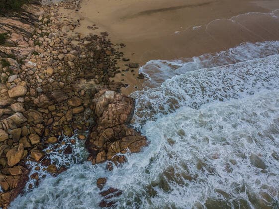 Creative Highlights World Dawn At Shek O Beach In Hong Kong Hong Kong, China, 5 Dec 2021, A drone view of the waves breaking on a rocky outcrop of Shek O beach. Hong Kong China  Copyright: xMarcxFernandesx originalFilename:fernandes-dawnonsh211205_npZuq.jpg