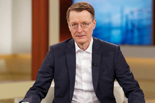 News Themen der Woche KW48 News Bilder des Tages Karl Lauterbach bei Anne Will 2021-12-03, Deutschland, Berlin - Karl Lauterbach (SPD), Bundestagsabgeordneter, Gesundheitsökonom und Epidemiologe, zu Gast bei Anne Will im Ersten. Thema der Politik-Talkrunde in der ARD: Impfpflicht und Lockdown für Ungeimpfte - gewinnen Bund und Länder so die Kontrolle zurück? *** Karl Lauterbach at Anne Will 2021 12 03, Germany, Berlin Karl Lauterbach SPD , Member of the Bundestag, health economist and epidemiologist, as a guest at Anne Will in the First Topic of politics talk round in the ARD mandatory vaccination and lockdown for unvaccinated win the federal and state governments so back control