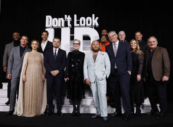 Bilder des Jahres 2021, Entertainment 12 Dezember Tyler Perry, Jennifer Lawrence, Leonardo DiCaprio, Jonah Hill, Meryl Streep and cast members take a cast photo when they arrive on the red carpet at the world premiere of Netflix s Don t Look Up on Sunday, December 05, 2021 in New York City.  NYP20211205109 JohnxAngelillo