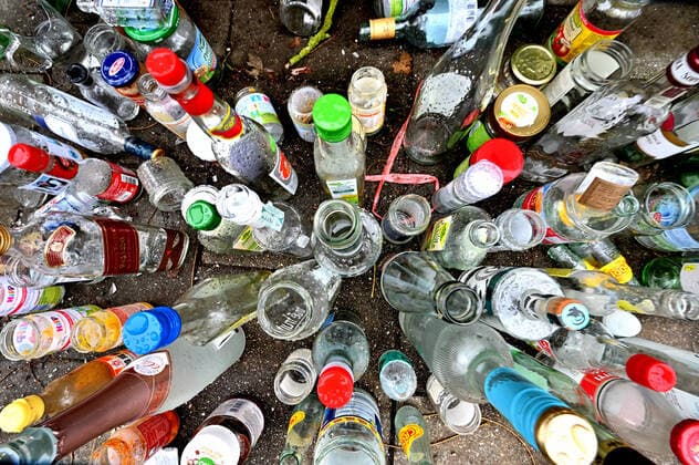 IMAGO Nature: Unsere Erde, Umweltverträgliche Herausforderungen des 21. Jahrhunderts, Recycling Da sammelt sich was an. Leere Flaschen stehen vor dem vollen Altglascontainer und warten auf die Wiederverwertung. München Bayern Deutschland *** Empty bottles are standing in front of the full bottle bank waiting to be recycled Munich Bavaria Germany Copyright: xRolfxPossx