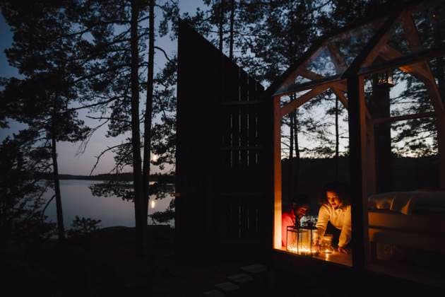 IMAGO Creative, Jahreszeit Sommer, Sommerferien Couple looking at candles in cottage Sweden, Dalsland, model released, property released Copyright: xMaskotx , MA90281