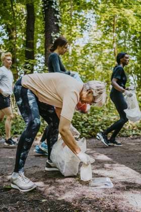 IMAGO Creative: Klimawandel - Klimabewusst Female and male volunteers plogging while picking plastics in park Germany, Berlin, model released Copyright: xMaskotx , MA90334