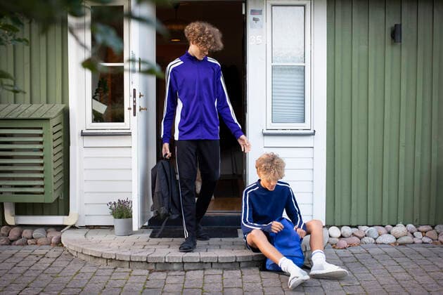 Brothers in sports clothing at house doorway Sweden, Stockholm, model released, property released Copyright: xMaskotx , MA90569