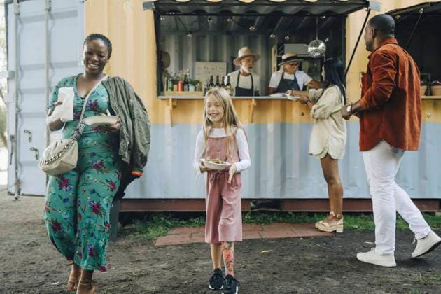 IMAGO Creative, Jahreszeit Sommer, Sommer in der Stadt IMAGO Creative: Kollidierende Kulturen IMAGO Creative: Landleben - Essen IMAGO Creative: Landleben - Alfresco, Draußen Multiracial customers buying food at truck Sweden, Stockholm, model released, property released Copyright: xMaskotx , MA90816