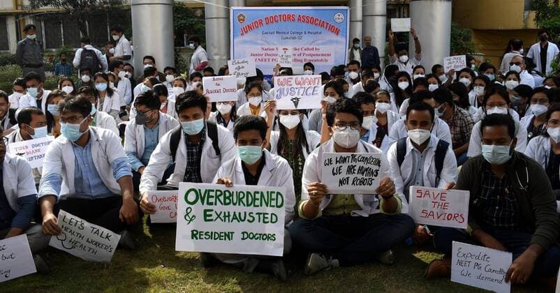 News Themen der Woche KW49 News Bilder des Tages Junior Doctors Protest In Guwahati Junior doctors of Gauhati Medical College Hospital (GMCH) stage a protest during a nationwide strike called by junior doctors, in view of postponement of National Eligibility Entrance Test postgraduate (NEET PG) counselling 2021, at GMCH premises in Guwahati, India on Dec.6,2021. Guwahati India  Copyright: xAnuwarxHazarikax originalFilename:hazarika-notitle211206_npRVP.jpg