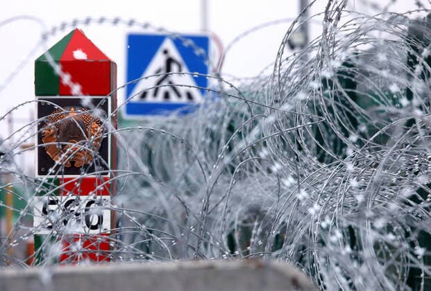 News Themen der Woche KW49 News Bilder des Tages Journalists tour the Polish-Belarusian border Photo: Jakub Kaminski East News Official press tour for journalists organized by Polish Border Guard on December 6, 2021 near the Kuznica-Brzugi border crossing on Polish-Belarusian border. Since December 1, 2021 the territory covered previously by the state emergency was declared a no-go zone after lawmakers passed an update to the bill on defence of borders. Only inhabitants and representatives of essential services can access the territory freely. Journalists who want to report on the migrant crisis at the border between Poland and Belarus are obliged to apply for an accreditation and can access the frontier zone only accompanied by Border Guard officers. EN_01504696_0060 