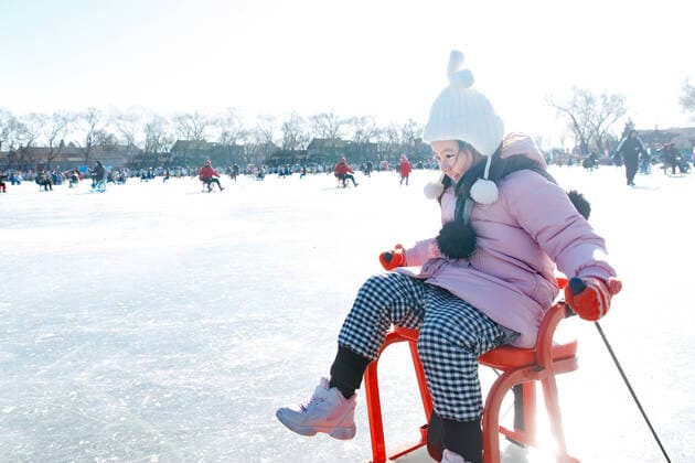 IMAGO Creative: Alternativer Wintersport Happy little girl playing in skating rink China, 13 01 2020, model released, Copyright: xViewxStockx, Ref:cpmh-189259f07w.jpg, Child,Girls,Ice-Skating,Childhood,Cute,Sitting,Snow Vehicle,Ice,Togetherness,Playful,Enjoyment,Cold,Lake,Frozen,East,china,Happiness,Cheerful,Outdoors,Humor,Oriental Ethnicity,Children Only,People,Day,One Person,Warm Clothing,Chinese Ethnicity,Asia,Photography,Color Image,Horizontal,Cityscape,City,Beijing,Shicha Lake,Winter,Looking Away,4-5 Years,Ice Rink,Winter Olympic Games,Winter Sport,Old Beijing,Tradition Copyright: xViewxStockx