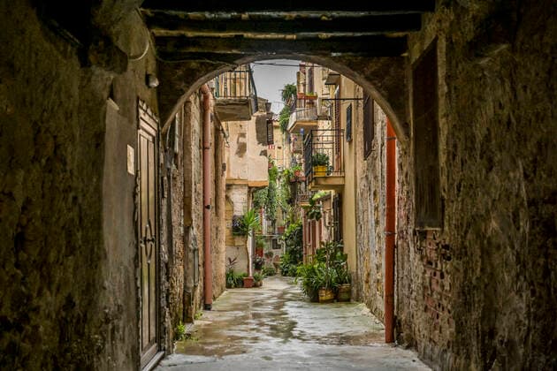 Altstadtgasse, Monreale, Sizilien, Italien *** Old Town Alley, Monreale, Sicily, Italy