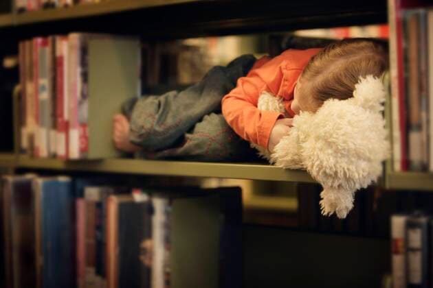 IMAGO Creative: Gesundheit, Burnout Toddler Falls Asleep In A Book Shelf Copyright: MistyxBedwell 1785192