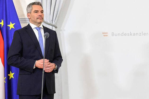 - Wien 06.12.2021 - Coronavirus Krise - Anschliessend an die Angelobung des neuen Bundeskanzlers und weiterer ÖVP-Regierungsmitglider gab es im Bundeskanzleramt die Amtsübergabe des freiwillig aus dem Amt scheidenden Bundeskanzler an den neu angelobten österreichischen Bundeskanzler. PHOTO: der neue Bundeskanzler Karl Nehammer (ÖVP) bei der Amtsübergabe im Bundeskanzleramt Vienna (AUSTRIA) - Covid-19 Crisis - Following the inauguration of the new Federal Chancellor and other ÖVP government members, the Federal Chancellery handed over the office of the Federal Chancellor, who left office voluntarily, to the newly sworn in Austrian Federal Chancellor. Amtsübergabe Bundeskanzler nach Regierungsumbildung
