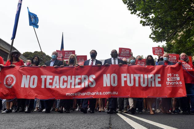 News Themen der Woche KW49 News Bilder des Tages NSW TEACHERS STRIKE, Teachers march on Parliament House during a strike by NSW public school teachers and principals in Sydney, Tuesday, December 7, 2021. NSW teachers are stopping work over staff shortages and uncompetitive salaries. ( NO ARCHIVING, EDITORIAL USE ONLY, NO USE IN BOOKS WITHOUT CONSENT SYDNEY NSW AUSTRALIA  Copyright: xMICKxTSIKASx 20211207001604138704