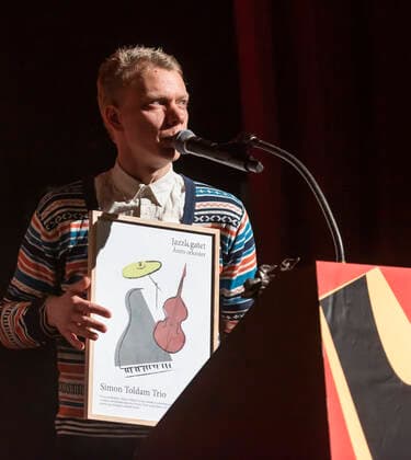 DMA Jazz 2021. Simon Toldam Trio vinder Jazzlegatet 2021 - AArets Orkester. Simon Toldam (th) takker for prisen ved Danish Music Awards Jazz 2021 paa Bremen Teater i Koebenhavn 6. December 2021.. , Copenhagen Copyright: TorbenxChristensen TorbenxChristensenx COP200 spdk20211207-021407-L