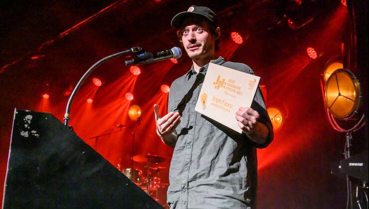 DMA Jazz 2021. Uidentificeret medlem af Meutiviti, en forening for jazz og improviseret musik i Aalborg, takker for JazzDanmark Prisen for AAret Koncertoplevelse ved Danish Music Awards Jazz 2021 paa Bremen Teater i Koebenhavn 6. December 2021.. , Copenhagen Copyright: TorbenxChristensen TorbenxChristensenx COP200 spdk20211207-021411-L