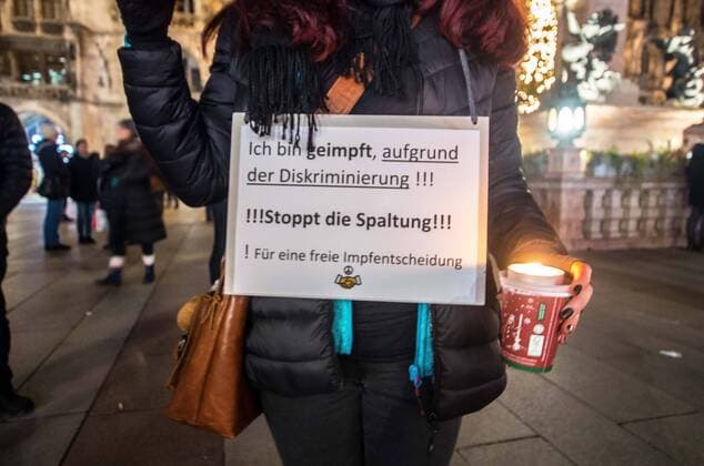 News Bilder des Tages December 6, 2021, Munich, Bavaria, Germany: Despite a looming lockdown the state is trying to avoid, around 100 corona deniers and anti-vaxxers assembled at Munich s Marienplatz and marched to Stachus and back without masks, without distancing, and in groups larger than what would be allowed under stricter measures. Despite this, police allowed the demonstrators to continue, with passersby remarking the rules don t apply to Querdenker...only to us idiots referring to perceptions by society that police and states do not pursue violations by Querdenker. Munich Germany - ZUMAb160 20211206_zbp_b160_026 Copyright: xSachellexBabbarx
