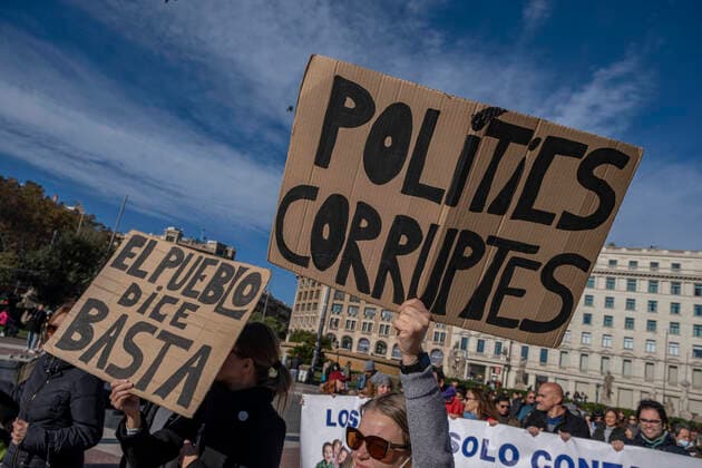 News Themen der Woche KW49 News Bilder des Tages December 6, 2021, Barcelona, Catalonia, Spain: Anti-vaccine and anti-Covid passport protesters hold placards during the demonstration..Some 200 people opposing the health measures against the Covid pandemic have demonstrated in the center of Barcelona to reject the Covid vaccination and passport on the grounds of being victims of social manipulation. Barcelona Spain - ZUMAs197 20211206_zaa_s197_098 Copyright: xPacoxFreirex