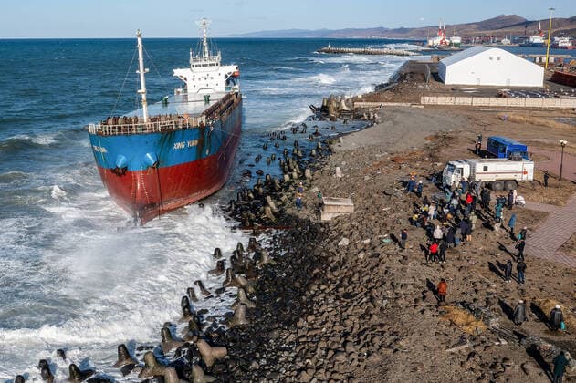 Bilder des Jahres 2021, News 12 Dezember News Themen der Woche KW49 News Bilder des Tages SAKHALIN REGION, RUSSIA â€“ DECEMBER 7, 2021: Rescuers evacuate crew members of the Chinese dry bulk carrier Xing Yuan that has run aground off the port town of Kholmsk. Sergei Krasnoukhov TASS  TS11AEED