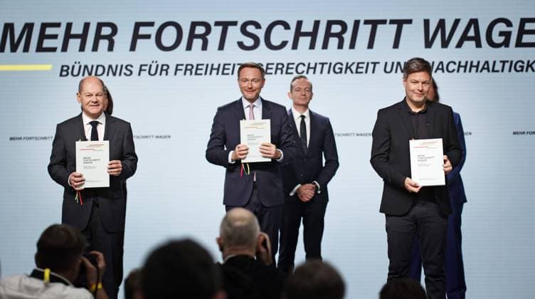 News Bilder des Tages Unterzeichnung des Koalitionsvertrages zwischen der SPD, FDP und Buendnis 90 Die Gruenen in Berlin, 07.12.2021. Vlnr.: Olaf Scholz, designierter Bundeskanzler, Christian Lindner, designierter Bundesminister der Finanzen, und Robert Habeck, designierter Bundesminister fuer Wirtschaft und Klimaschutz und Vizekanzler. Nach erfolgreichen Koalitionsverhandlungen der sogenannten Ampel-Parteien soll Olaf Scholz am Mittwoch vom Deutschen Bundestag zum neuen Bundeskanzler gewaehlt werden. Berlin Deutschland *** Signing of the coalition agreement between the SPD, FDP and Buendnis 90 Die Gruenen in Berlin, 07 12 2021 In front Olaf Scholz, designated Chancellor, Christian Lindner, designated Federal Minister of Finance, and Robert Habeck, designated Copyright: xFlorianxGaertner photothek.dex